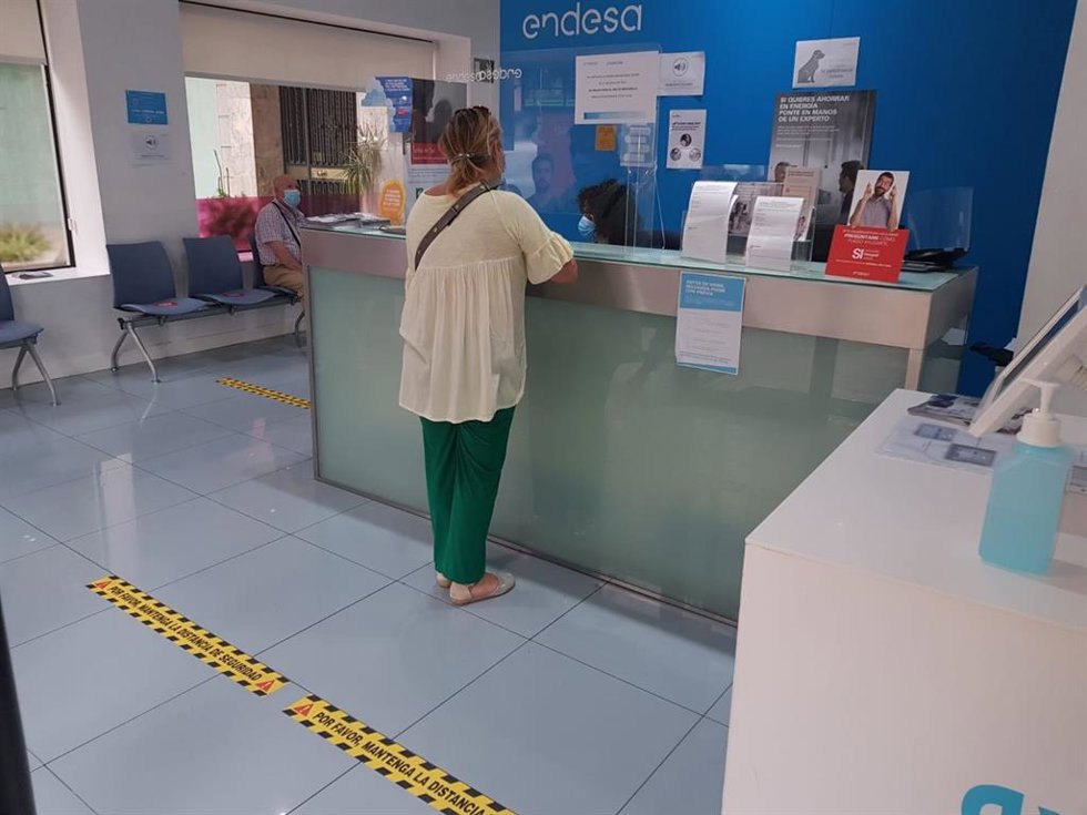 Archivo - Una persona recibe atención en una oficina de Endesa.