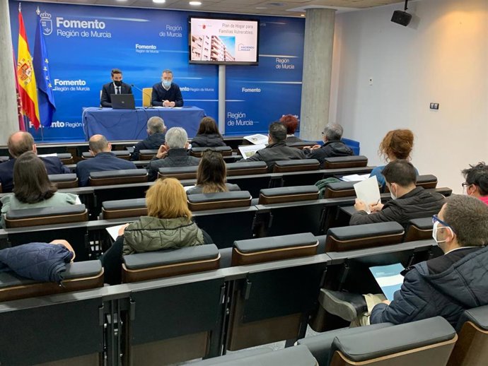 El director general de Vivienda, José Francisco Lajara, presenta a representantes de 11 ONG las ayudas del Plan de hogar para familias vulnerables