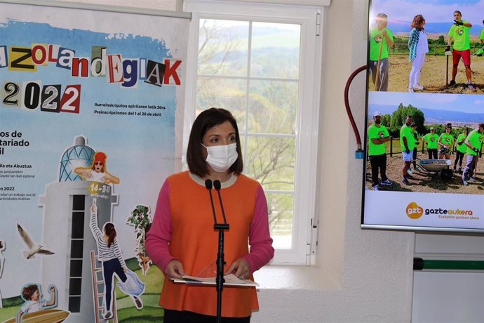 La consejera de Igualdad, Justicia y Políticas Sociales, Beatriz Artolabal, presenta en Gorliz el programa de Auzolandegiak - Campos de Voluntariado Juvenil para este verano