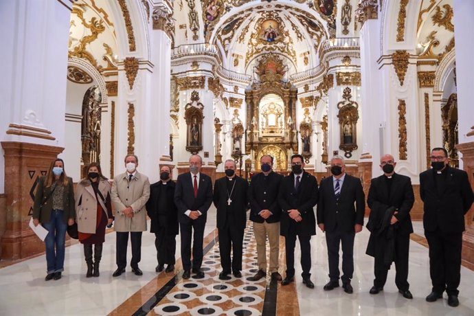El alcalde de Málaga, Francisco de la Torre, acompañado por el obispo de Málaga, Jesús Catalá; el concejal de Vivienda, Francisco Pomares; y miembros de la Corporación municipal, en una visita a la iglesia de los Santos Mártires