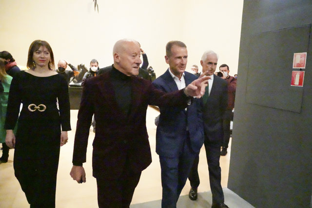 (I-D) El comisario de la muestra, Lord Norman Foster; el CEO de Grupo Volkswagen, Herbert Diess y el director General del Museo Guggenheim Bilbao, Juan Ignacio Vidarte, a su llegada a la presentación de ‘Motion’, en el Museo Guggenheim Bilbao