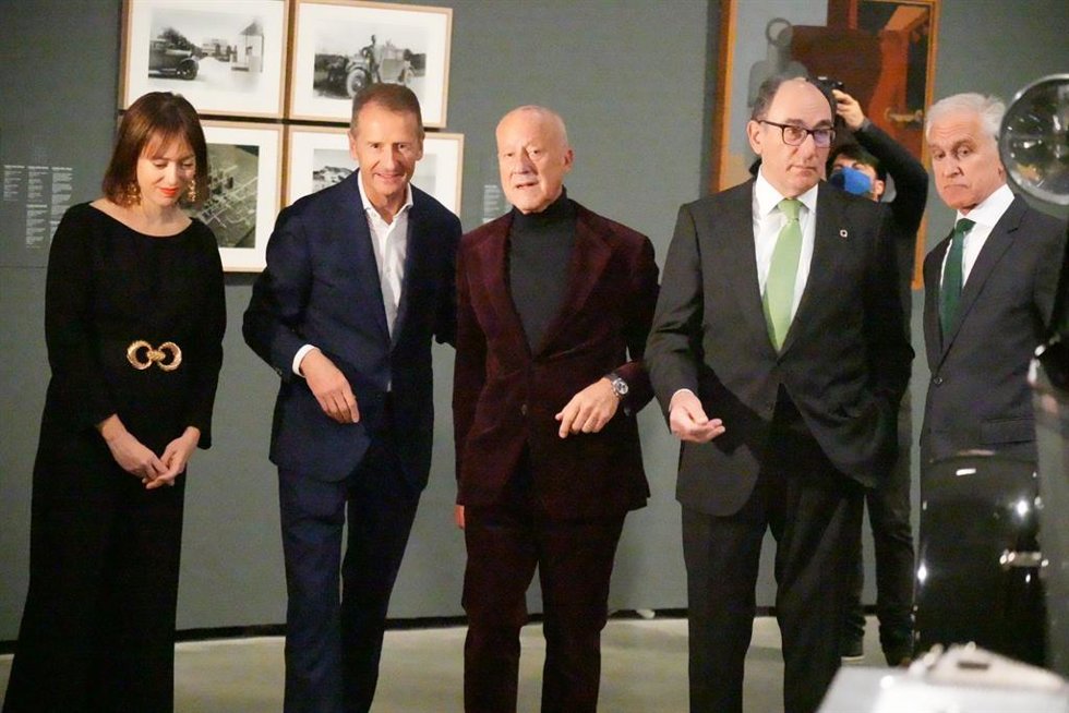 Norman Foster, ; Ignacio S. Galán, Presidente de Iberdrola, y Herbert Diess, CEO de Grupo Volkswagen, y Juan Ignacio Vidarte, Director General del Museo Guggenheim Bilbao, durante la presentación de la muestra 'Motion. Autos, Art, Architecture'