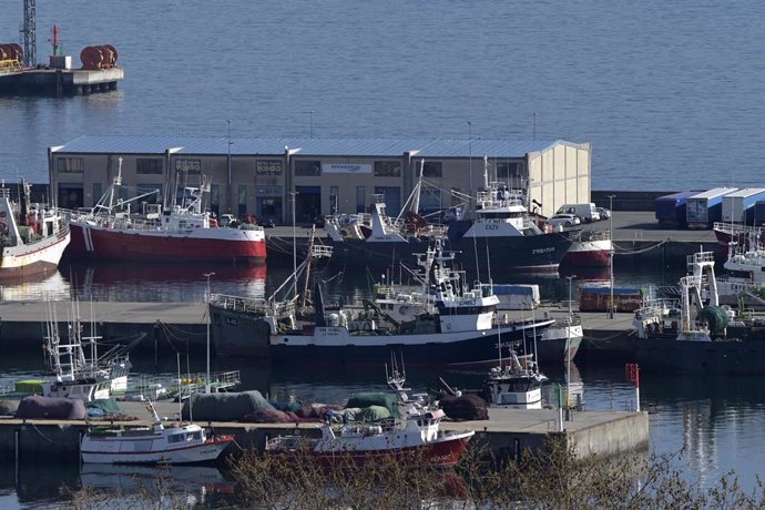 Barcos pesqueros amarrados en el puerto, por la subida de precio del gasoil, a pesar de desconvocar el paro, 24 de marzo de 2022, en A Coruña, Galicia (España).  Tras un encuentro con el ministro de Agricultura el 23 de marzo, el sector pesquero decidió