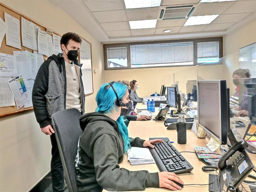 Gorka Zubiaurre con los trabajadores del servicio del telefono de atención ciudadana 010.