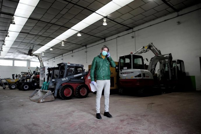 Archivo - Un operario protegido con una mascarilla en una imagen de archivo