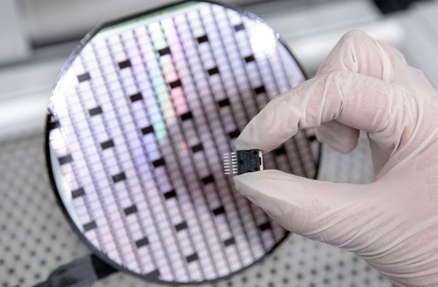 Archivo - Semiconductors de carbur de silici