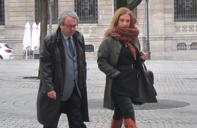 Archivo - Dolores Álvarez Campillo, a la derecha