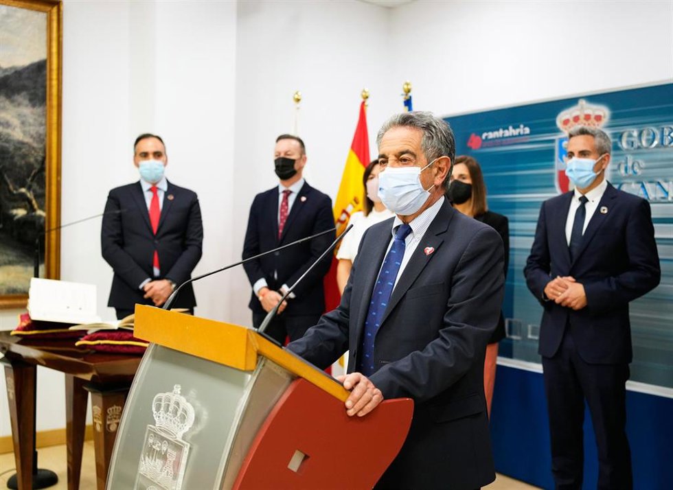 El presidente de Cantabria, Miguel Ángel Revilla, en la toma de posesión de Raúl Pesquera como consejero de Sanidad