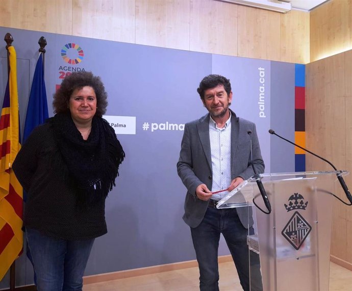 La regidora de Turismo, Sanidad y Consumo, Elena Navarro, y el portavoz del Ayuntamiento de Palma, Alberto Jarabo, en una rueda de prensa.