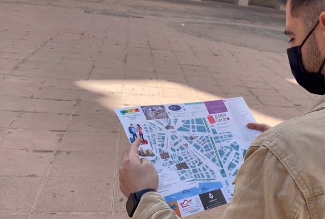 Un usuario consulta un mapa comercial y turístico de Almería.