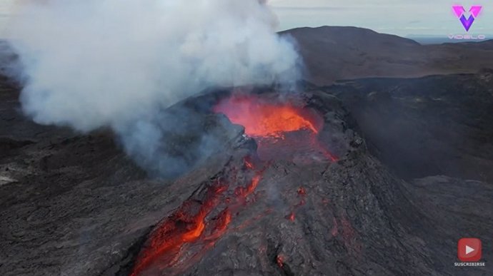 Increíble explosión de lava en un volcán en Islandia