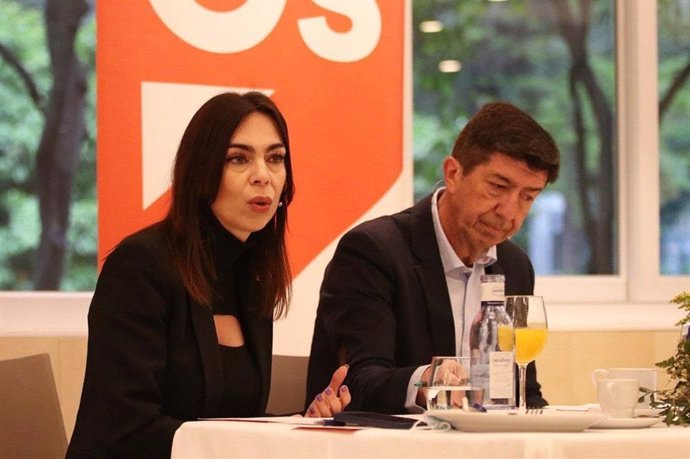 La portavoz de Cs en el Parlamento de Andalucía, Teresa Pardo, este miércoles en un desayuno informativo junto al coordinador de Cs y vicepresidente de la Junta, Juan Marín.