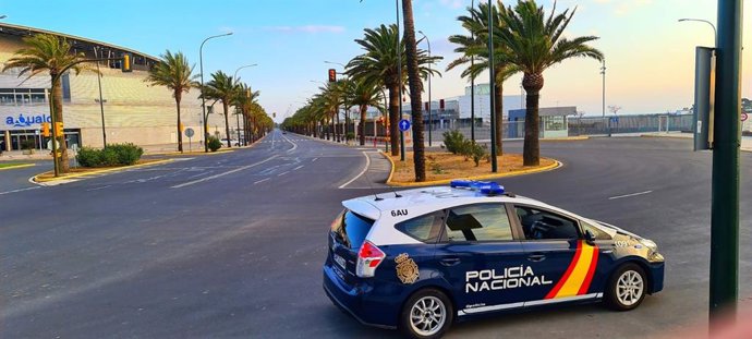 Archivo - Imagen de un vehículo de la Policía Nacional de Huelva.