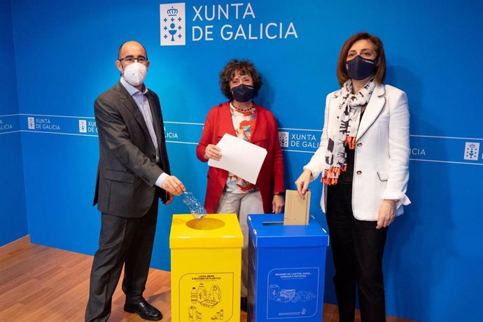 La conselleira de Medio Ambiente, Territorio e Vivenda, Ángeles Vázquez, y el gerente de Ecoembes en Galicia, Fernando Blázquez, presentan los datos de reciclaje en 2021
