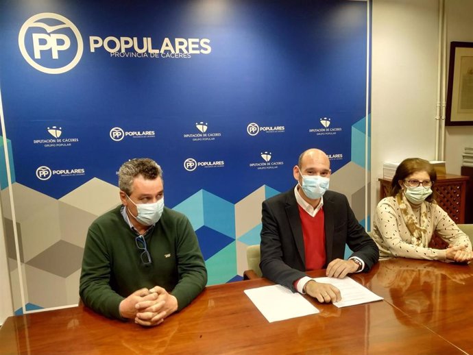 El portavoz del PP en la Diputación de Cáceres, José Ángel Sánchez Juliá, junto a los diputados Iñaki Rodríguez y Paloma López