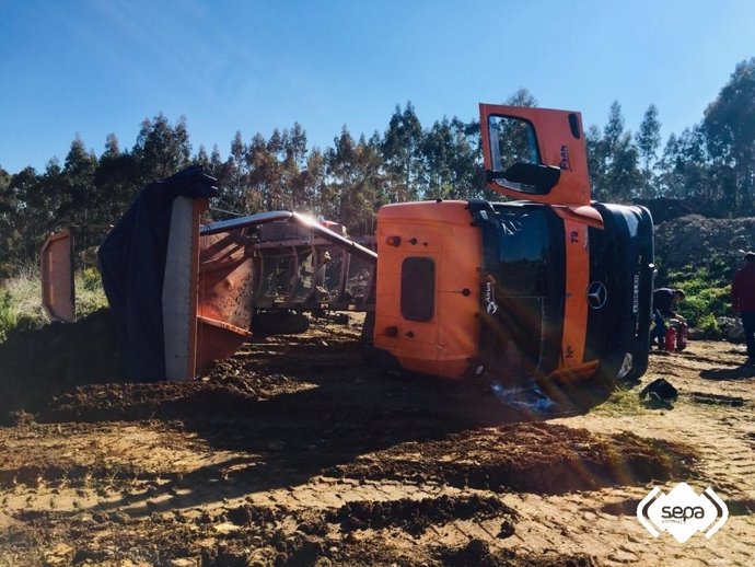 Camión volcado cuando descargaba tierra en una escombrera en Cancines, Corvera.