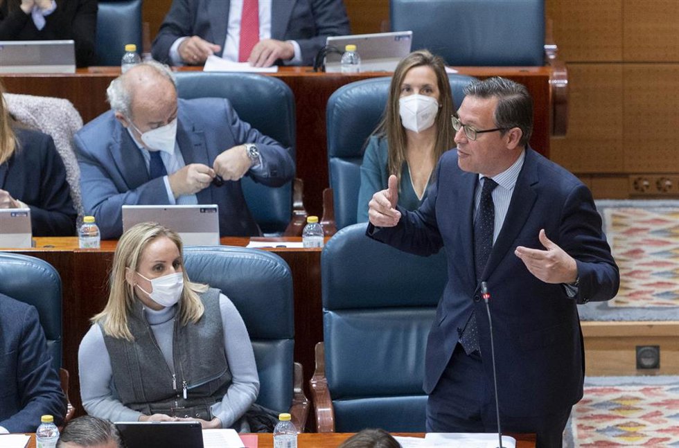 El portavoz parlamentario del PP, Alfonso Serrano Sánchez-Capuchino, interviene en una sesión plenaria en la Asamblea de Madrid, a 17 de marzo de 2022, en Madrid (España). El pleno está marcado, entre otras cuestiones, por el debate de una iniciativa me