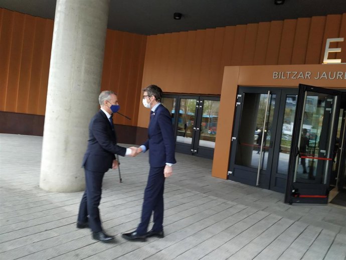 El lehendakari saluda al presidente de Eudel en la entrada del acto del 40 aniversario de la asociación