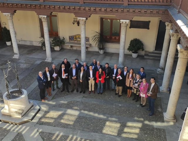 El presidente de la Diputación de Valladolid, Conrado Íscar, con los respresentantes de las juntas de Semana Santa y regidores de sus once localidades tras mantener una reunión para la campaña de promoción de Semana Santa.