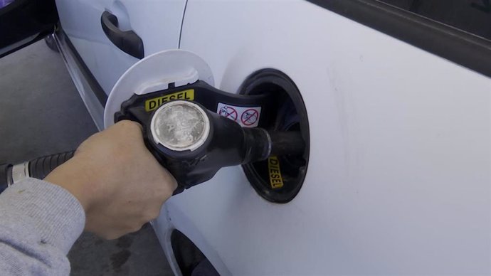 Persona repostando en una gasolinera