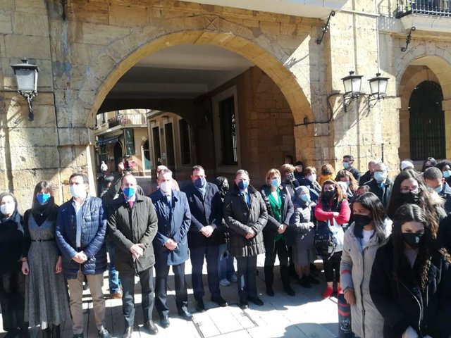 Concentración ante el Ayuntamiento de Oviedo de condena y repulsa ante el homicidio de una menor de 14 años