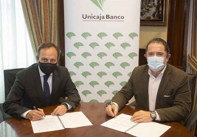 El director territorial  de Banca Comercial de Unicaja Banco en Málaga,  Agustín  Sánchez,  y el presidente  de  Asaja  Málaga, Baldomero Bellido.