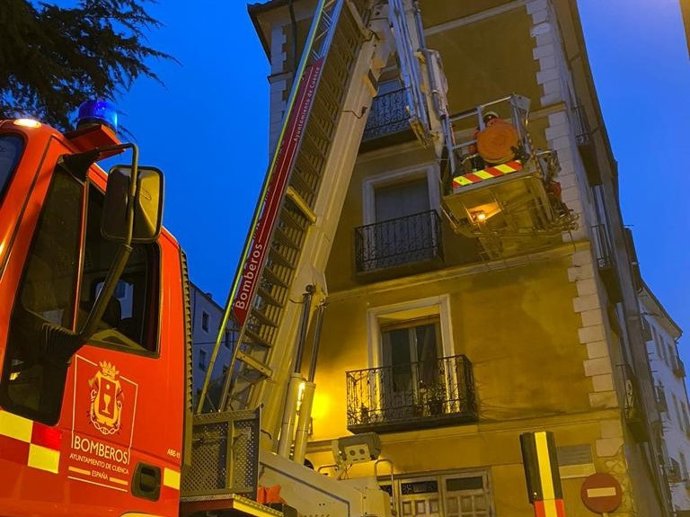 Los bomberos de Cuenca revisando cornisas de la ciudad de cara a la Semana Santa