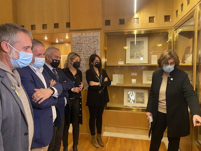 La jefa del Servicio de Documentación, Reyes Serrano, comenta la exposición al presidente de las Cortes, Javier Sada, y otros miembros de la Mesa.