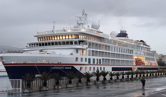 El crucero 'Hanseatic Nature' atracado en el Puerto de Almería.