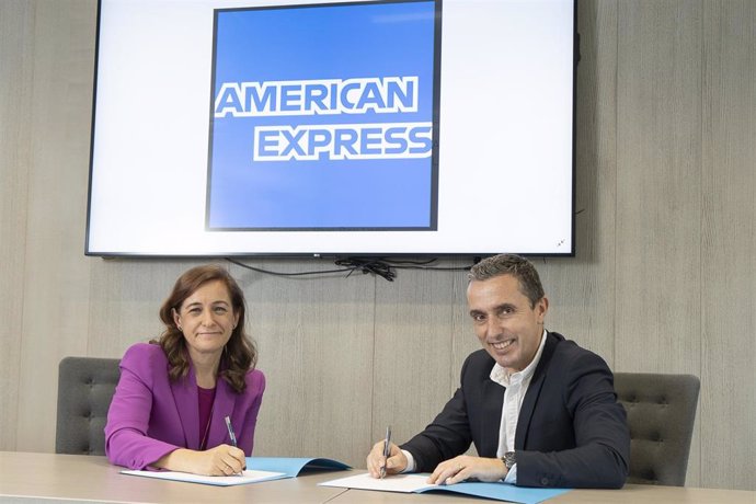 Firma del acuerdo entre American Express y BBVA.