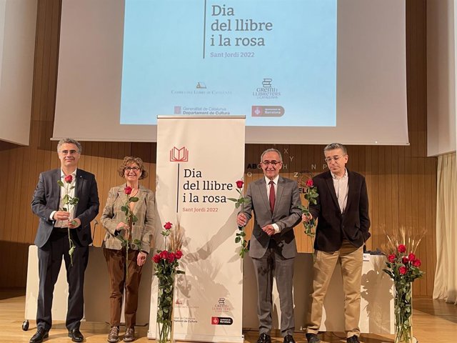 El president de la Cambra del Llibre, Patrici Tixis, al costat de la presidenta del Gremi de Llibreters, M.Carme Ferrer, el secretari general de Cultura, Jordi Foz, i el tinent d'alcalde de Cultura de l'Ajuntament de Barcelona, Jordi Martí  
