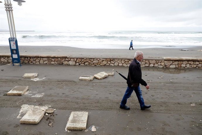 Una persona pasea por la playa de Málaga tras el temporal 
