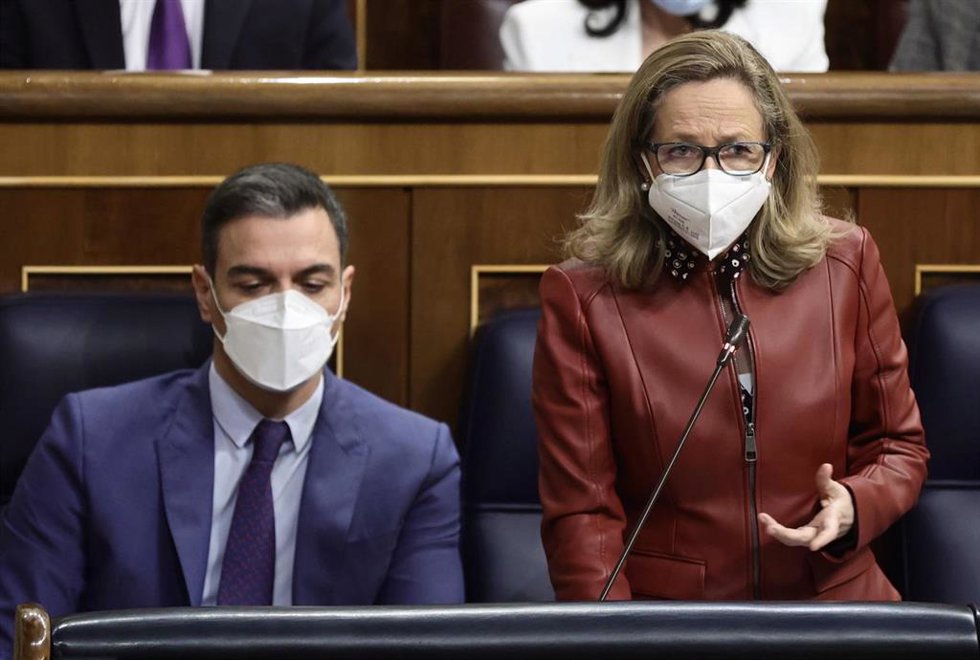 La vicepresidenta primera del Gobierno y ministra de Asuntos Económicos y Transformación Digital, Nadia Calviño, interviene en una sesión plenaria, en el Congreso
