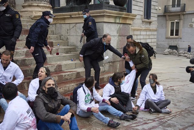 Manifestantes en una acción de desobediencia para pedir más ambición en la lucha contra el calentamiento, son desalojados escaleras de La Puerta del Congreso de los Diputados, a 6 de abril de 2022, en Madrid (España). Esta protesta se ha sumado a las del 