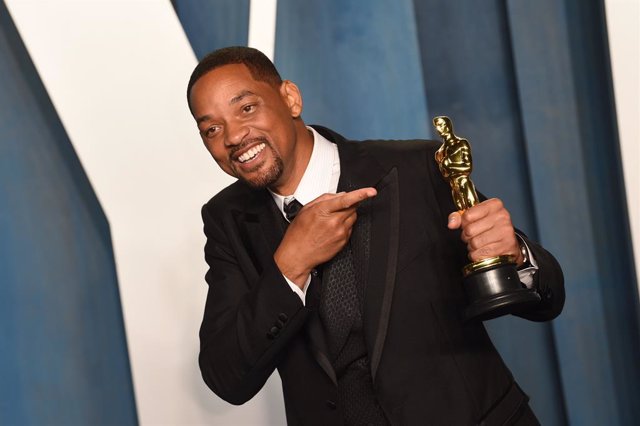28 March 2022, US, Los Angeles: American actor Will Smith poses with his Oscar Best Actor Award at the 2022 Vanity Fair Oscar Party at the Wallis Annenberg Center for the Performing Arts in Beverly Hills. Photo: Doug Peters/PA Wire/dpa