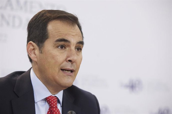 El portavoz del grupo parlamentario Popular, José Antonio Nieto, durante la rueda de prensa de los portavoces de los grupos parlamentarios antes de la sesión en el Parlamento de Andalucía, a 6 de abril de 2022 en Sevilla (Andalucía, España)