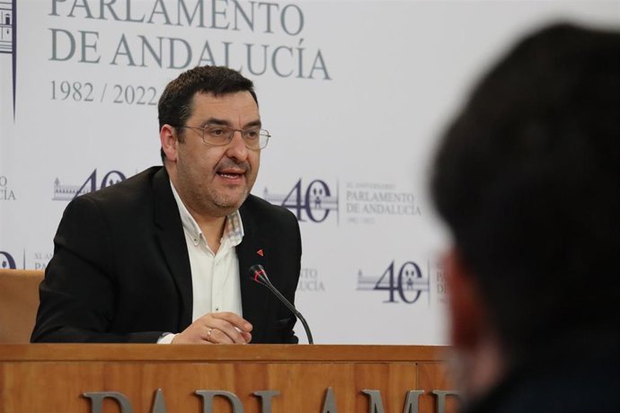 El portavoz adjunto de Unidas Podemos por Andalucía, Guzmán Ahumada, en rueda de prensa en el Parlamento andaluz.