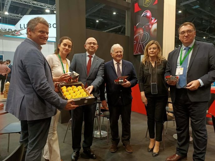 Visita de responsables de la Consejería de Agricultura, Pesca y Desarrollo Sostenible junto al consejero delegado de Extenda, Arturo Bernal, en Fruit Logistica 2022, en Berlín.
