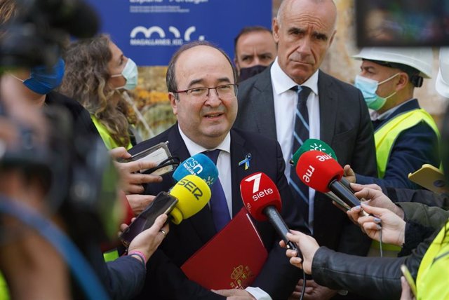 El ministro de Cultura, Miquel Iceta, con el alcalde de Sevilla, Antonio Muñoz, este miércoles en Sevilla.