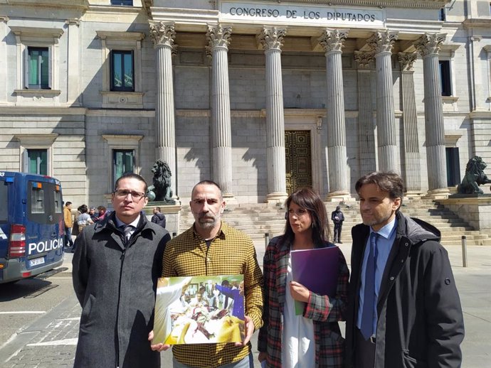 El presidente del grupo parlamentario de Unidas Podemos en el Congreso, Jaume Asens, y la diputada del grupo Martina Velarde se reúnen en el Congreso con David Couso, hermano del cámara muerto en 2003 durante la guerra de Irak, y su abogado.
