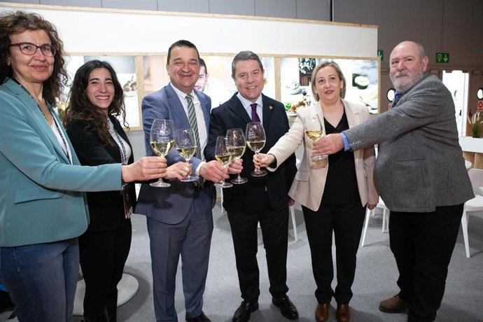 El presidente de C-LM, Emiliano García-Page, y el consejero de Agricultura, Agua y Desarrollo Rural, Francisco Martínez Arroyo, en la feria 'Alimentaria'