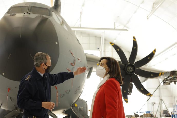 La ministra de Defensa, Margarita Robles, visita la Base Aérea de Zaragoza, n Zaragoza, Aragón (España).