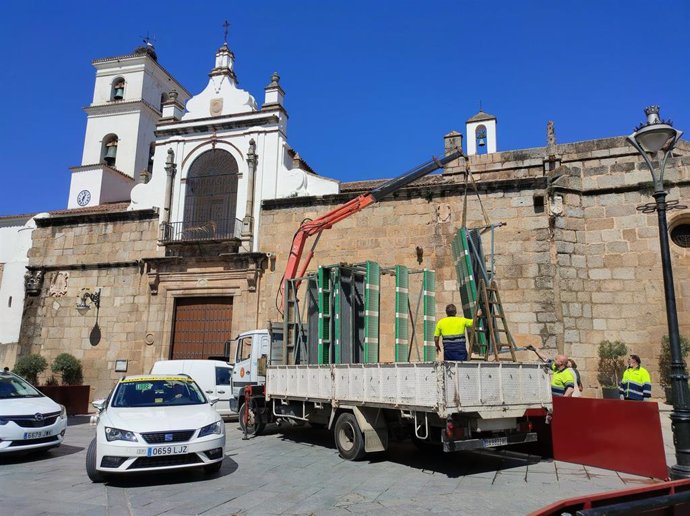 Operarios municipales descargan las gradas de la carrera oficial de la Semana Santa en Mérida.