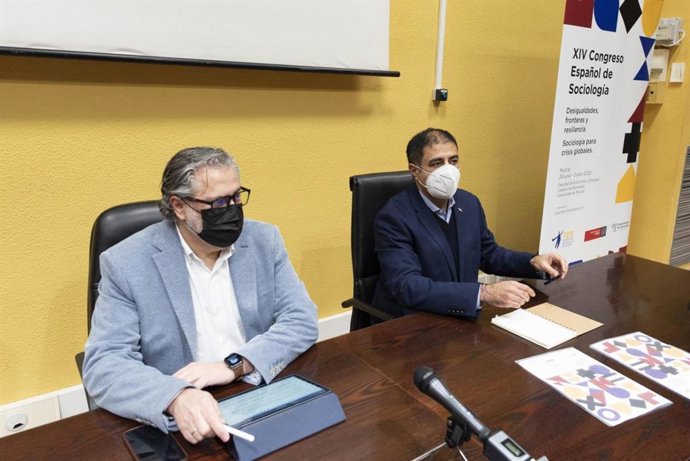 Juan Carlos Solano, presidente del Comité Organizador del XIV Congreso Español de Sociología, junto a Federico Martínez-Carrasco, vicedecano de la Facultad de Economía y Empresa