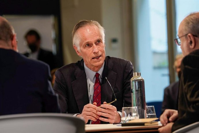 El director gerente de la Cámara de Comercio Alemana para España, Walther von Plettenberg, durante la mesa redonda "Energía y competitividad: Retos para la empresa en Espa", celebrada en la sede de la Cámara Alemana, en Madrid, a 6 de abril de 2022.