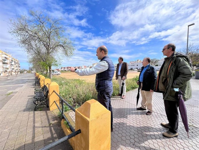 El portavoz adjunto de Vox en el Ayuntamiento de Sevilla, Gonzalo García de Polavieja, en su visita al barrio de Bellavista.