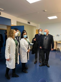 El consejero de Salud y Familias, Jesús Aguirre, en una visita en Granada.