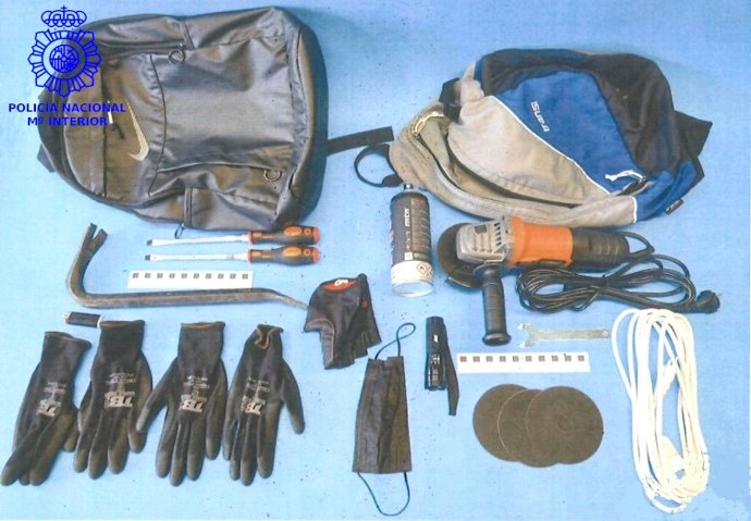 Algunos objetos intervenidos en la 'Operación Oro Kim', en la que se ha desmatelado una banda que cometió "numerosos" robos en joyerías, oficinas y locales de Cantabria