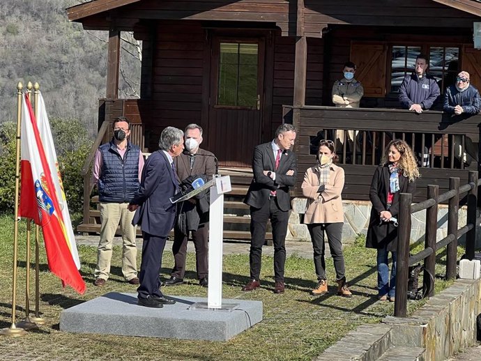 El presidente de Cantabria, Miguel Ángel Revilla, y el consejero de Ganadería, Guillermo Blanco, se dirigen a la directora general de Biodiversidad del Ministerio para la Transición Ecológica, María Jesús Rodríguez de Sancho