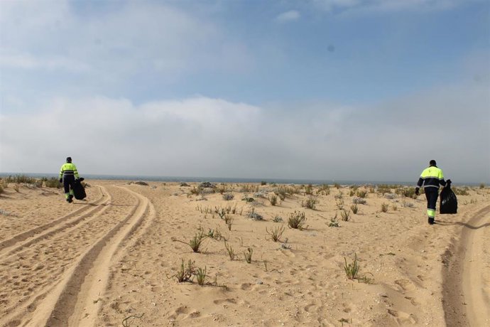El Ayuntamiento de Huelva culmina una campaña especial de limpieza en la Playa del Espigón para Semana Santa.
